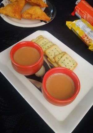 अदरक इलायची वाली कड़क चाय (adrak elaichi wali kadak chai recipe in Hindi) रेसिपी मुख्य फोटो