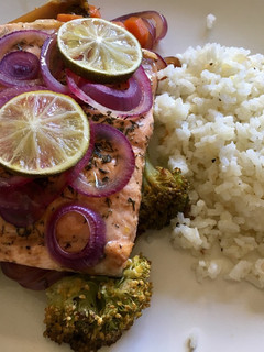 Una foto de Salmón al papillote con verduras y lima