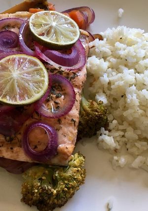 Foto principal de Salmón al papillote con verduras y lima