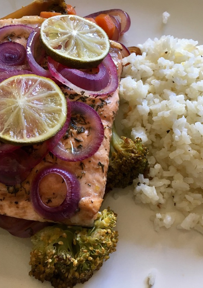 Una foto de Salmón al papillote con verduras y lima