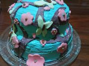 Una foto de pastel relleno con cerezas