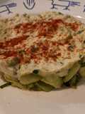 Mousse de salmón en tartar de aguacate y tomates secos