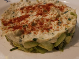 Mousse de salmón en tartar de aguacate y tomates secos