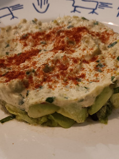 Una foto de Mousse de salmón en tartar de aguacate y tomates secos