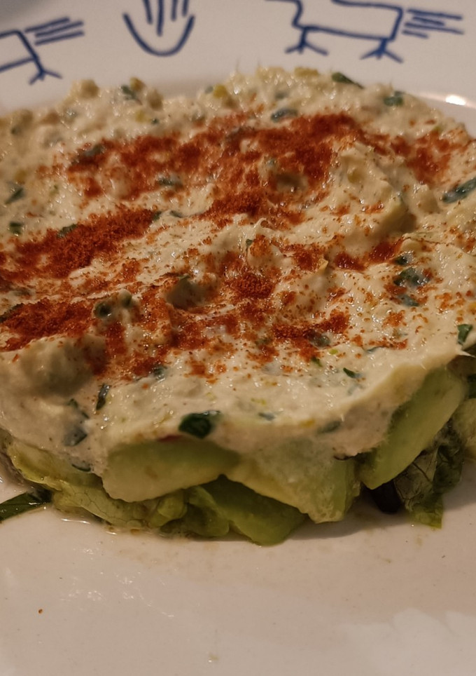 Una foto de Mousse de salmón en tartar de aguacate y tomates secos