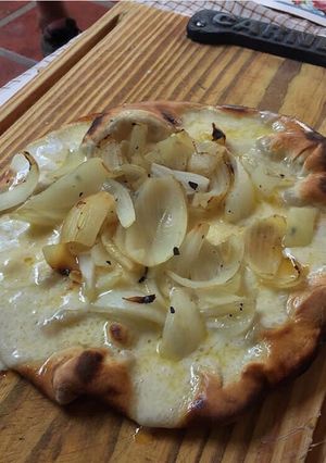 Una foto de Pizza fugazza al horno de barro