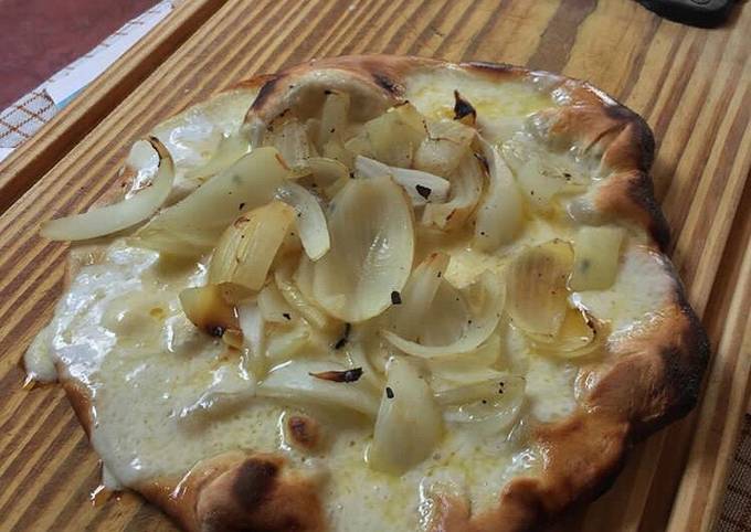 Pizza fugazza al horno de barro Receta de Nacho._birra 🍻- Cookpad