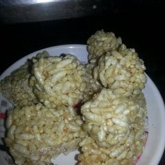 A picture of Murmure ladoo, chikki.