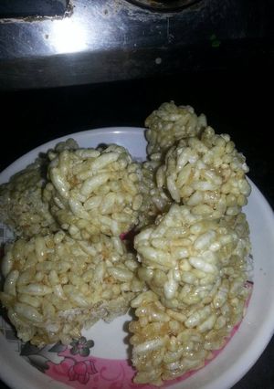 A picture of Murmure ladoo, chikki.