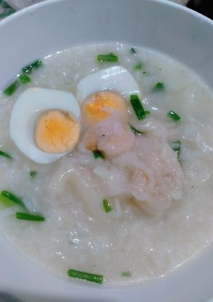 รูปของ โจ๊กเกี๊ยวกุ้งใส่ไข่ต้ม