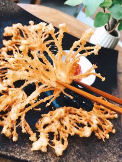 Hình của món Nấm kim châm chiên giòn cuộn rong biển.