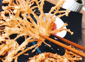 Hình của món Nấm kim châm chiên giòn cuộn rong biển.