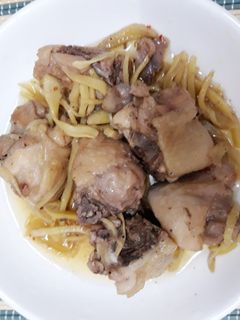 Hình của món Gà kho gừng.