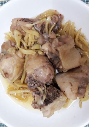 Hình của món Gà kho gừng.