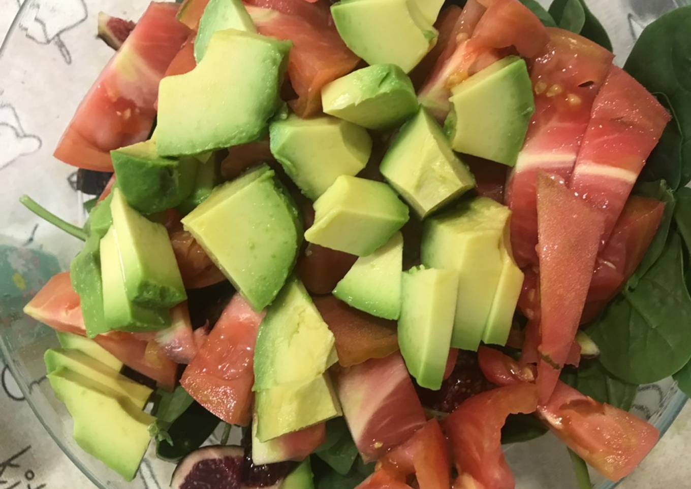 Ensalada de espinacas; tomate; higo y aguacate