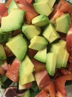 Una foto de Ensalada de espinacas; tomate; higo y aguacate
