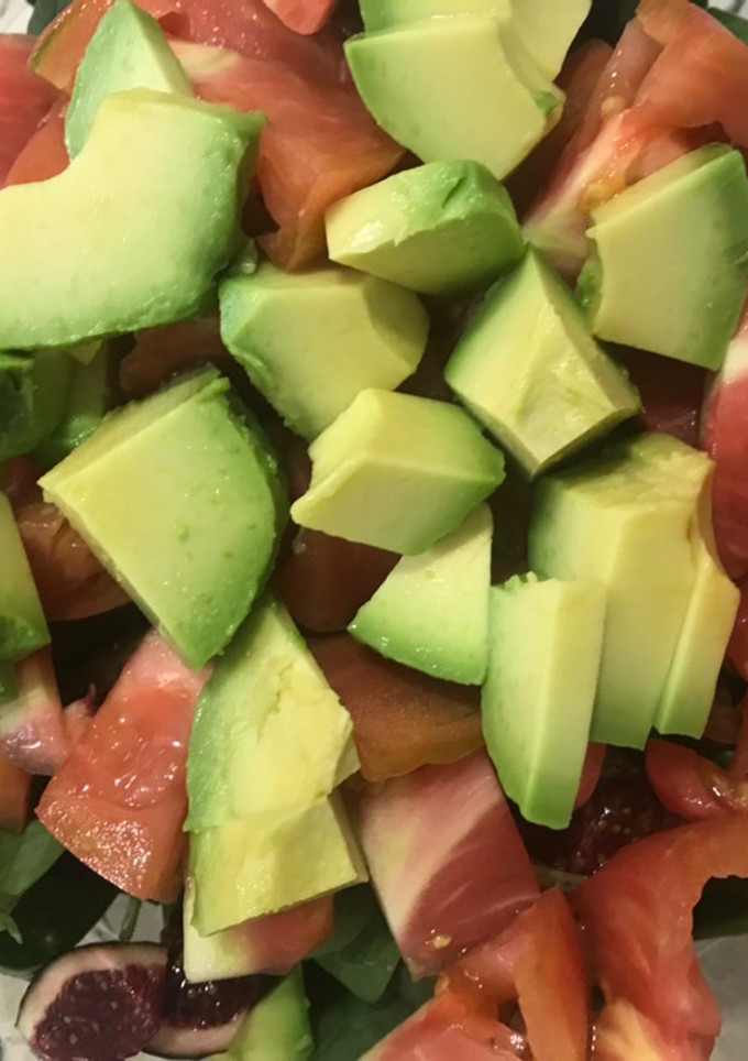 Una foto de Ensalada de espinacas; tomate; higo y aguacate