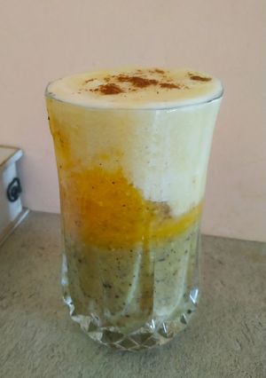 Φωτογραφία της συνταγής Smoothie με ανανά, ακτινίδιο, πορτοκάλι, βρώμη και μέλι