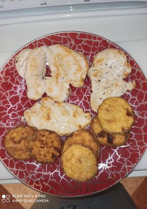 Una foto de Pechuga de pollo a la plancha con calabacines rebozados