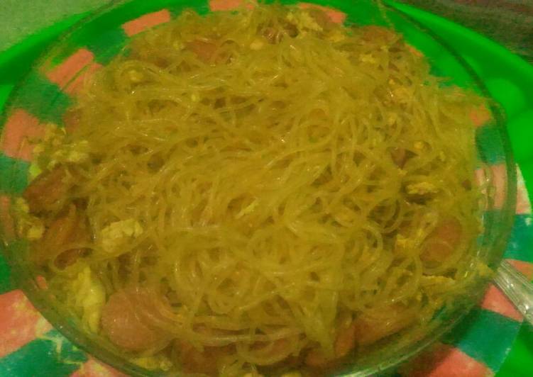 Bihun goreng dg telur orak-arik dan sosis