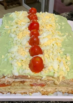 Una foto de Torre de pionono pollo y palta