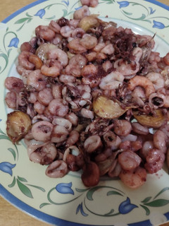 Una foto de Calamares y gambas al ajillo 😋