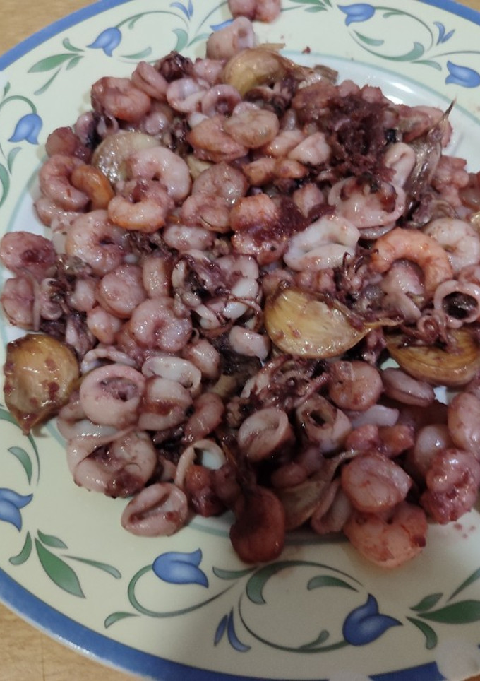 Una foto de Calamares y gambas al ajillo 😋