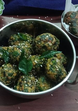 A picture of Steamed methi and palak dumplings.
