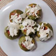 Una foto de Calabacitas rellenas de jamón y tocino 🥓👩🏻‍🍳