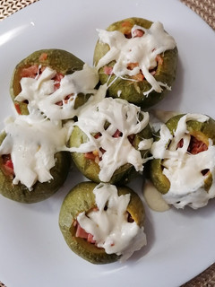 Una foto de Calabacitas rellenas de jamón y tocino 🥓👩🏻🍳