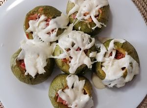 Una foto de Calabacitas rellenas de jamón y tocino 🥓👩🏻‍🍳