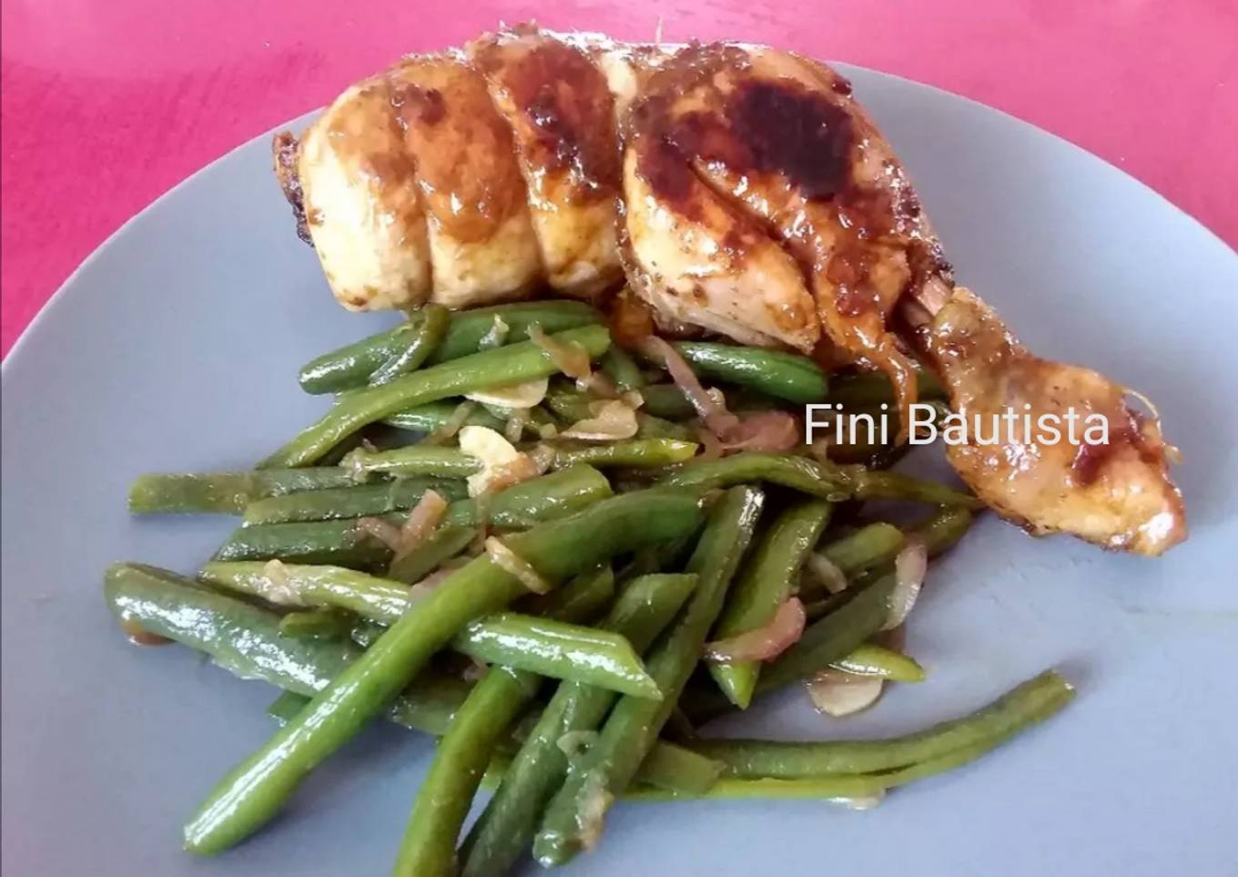 Muslos de pollo rellenos con salteado de judías