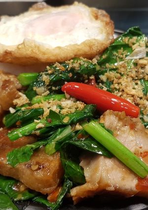 รูปของ คะน้าหมูกรอบราดข้าวไข่ดาว