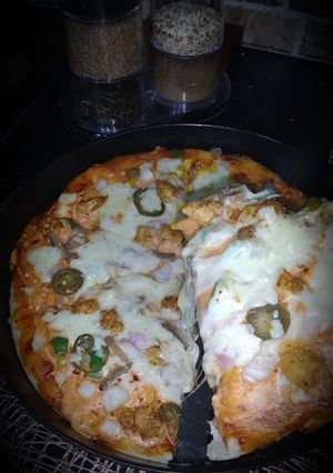 A picture of Creamy tikka pizza.
