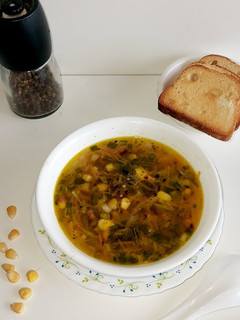 મિક્સ વેજ અને કોર્ન સુપ(mix veg corn soup recipe in Gujarati) રેસીપી મુખ્ય ફોટો