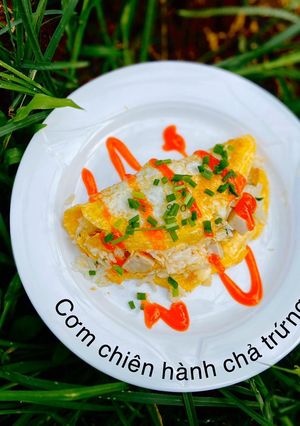 Hình của món Cơm chiên hành chả trứng.