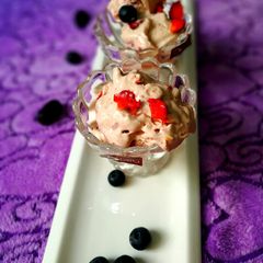 A picture of Mom's special strawberry icecream.