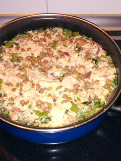 Una foto de Arroz con pollo y gandules verdes