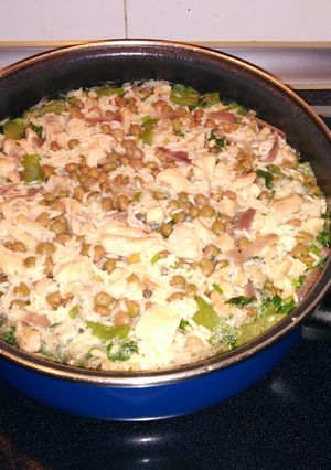 Una foto de Arroz con pollo y gandules verdes