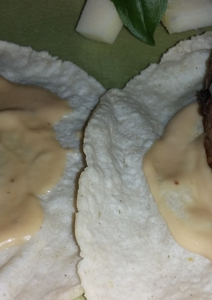 Una foto de Chipotle De res y tortillas de cerdo con queso