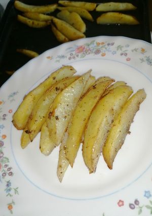 A picture of Baked potato wedges.