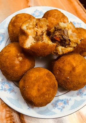 A picture of Crispy stuffed yam balls.
