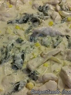 Una foto de Pollo con rajas a la crema🌹