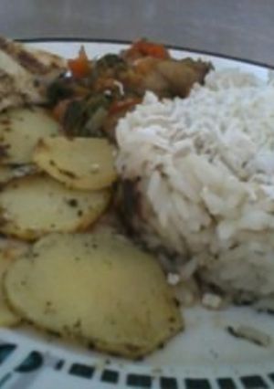 Una foto de 🍗 🍗  Arroz con papas y pollo 🍗 🍗