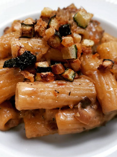 Una foto de Tortiglioni con salsa cremosa de calabacín y ceps