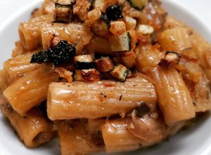 Una foto de Tortiglioni con salsa cremosa de calabacín y ceps