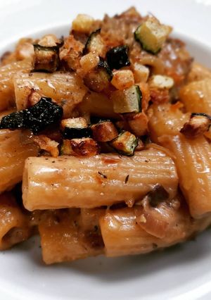 Una foto de Tortiglioni con salsa cremosa de calabacín y ceps