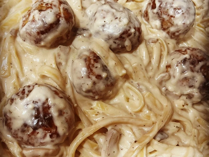 Recipe Fettuccine Alfredo with Italian Meatballs & Mushrooms the Can Spoil the Tongue So Delicious