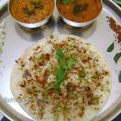 A picture of Onion Uttapam.