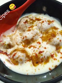 नो फायर इन्स्टंट दही वडा (Instant dahi vada recipe in marathi) रेसिपी चे मुख्य फोटो
